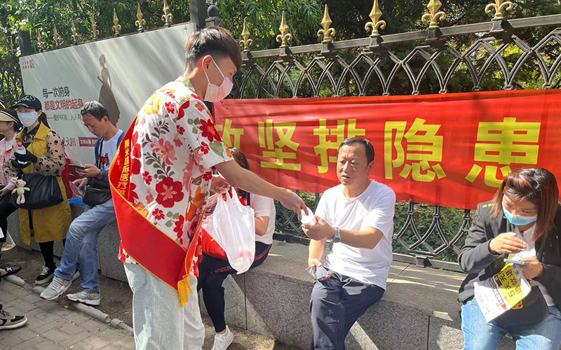 黑米3D纹发爱心助考，给考生父母派送矿泉水