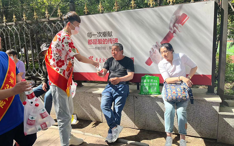 黑米3D纹发爱心助考，给考生父母派送矿泉水