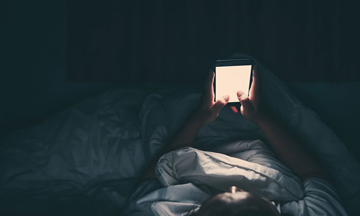 年轻人由于工作压力大或熬夜导致脱发