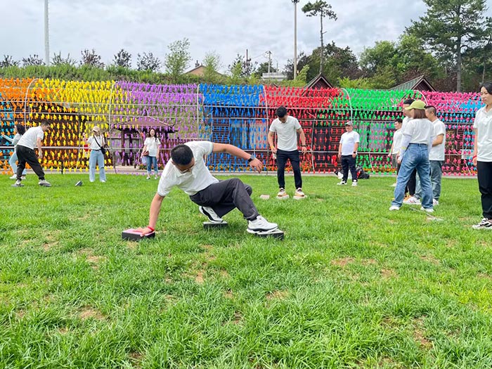 长春黑米纹发团队奋勇拼搏的同事正在进行三砖移步比赛