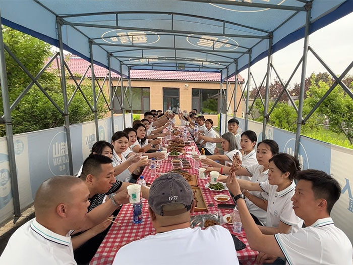 长春黑米纹发团队共同举杯，预祝黑米纹发蒸蒸日上
