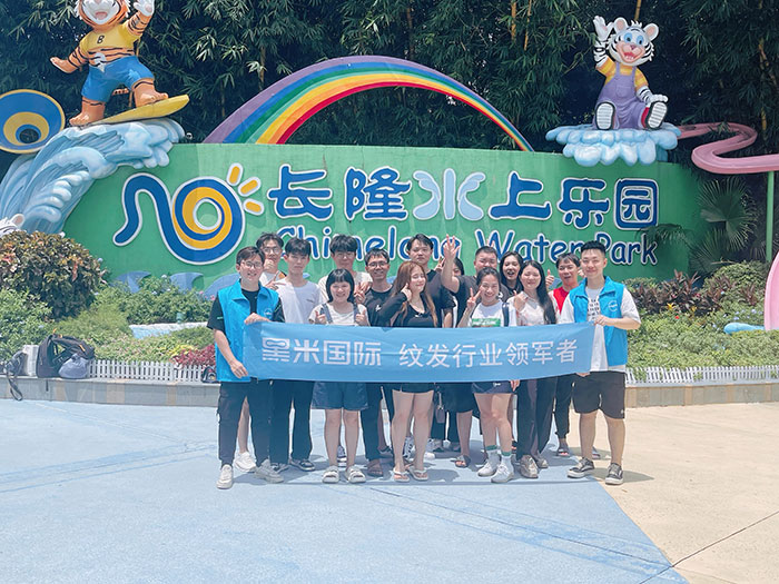 广州黑米纹发团队在水上乐园前合照