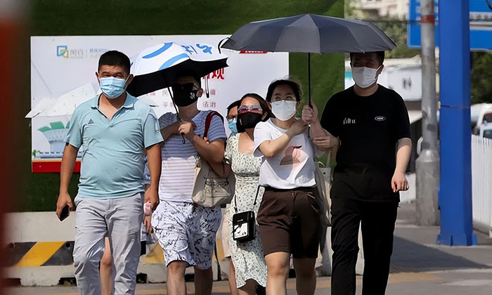 高温天气，走在室外酷热难耐